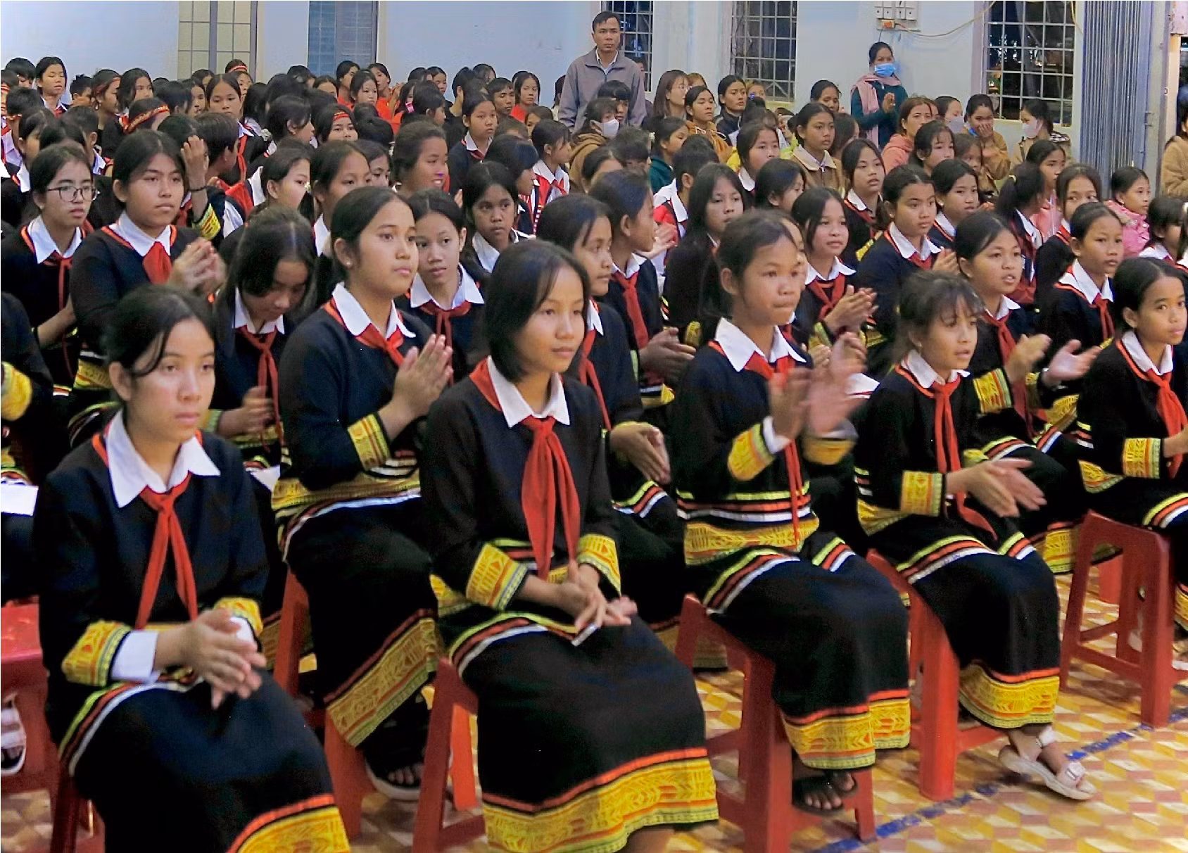 Nguyên Phó Thủ tướng Trương Hòa Bình trao học bổng cho học sinh nghèo Gia Lai -0