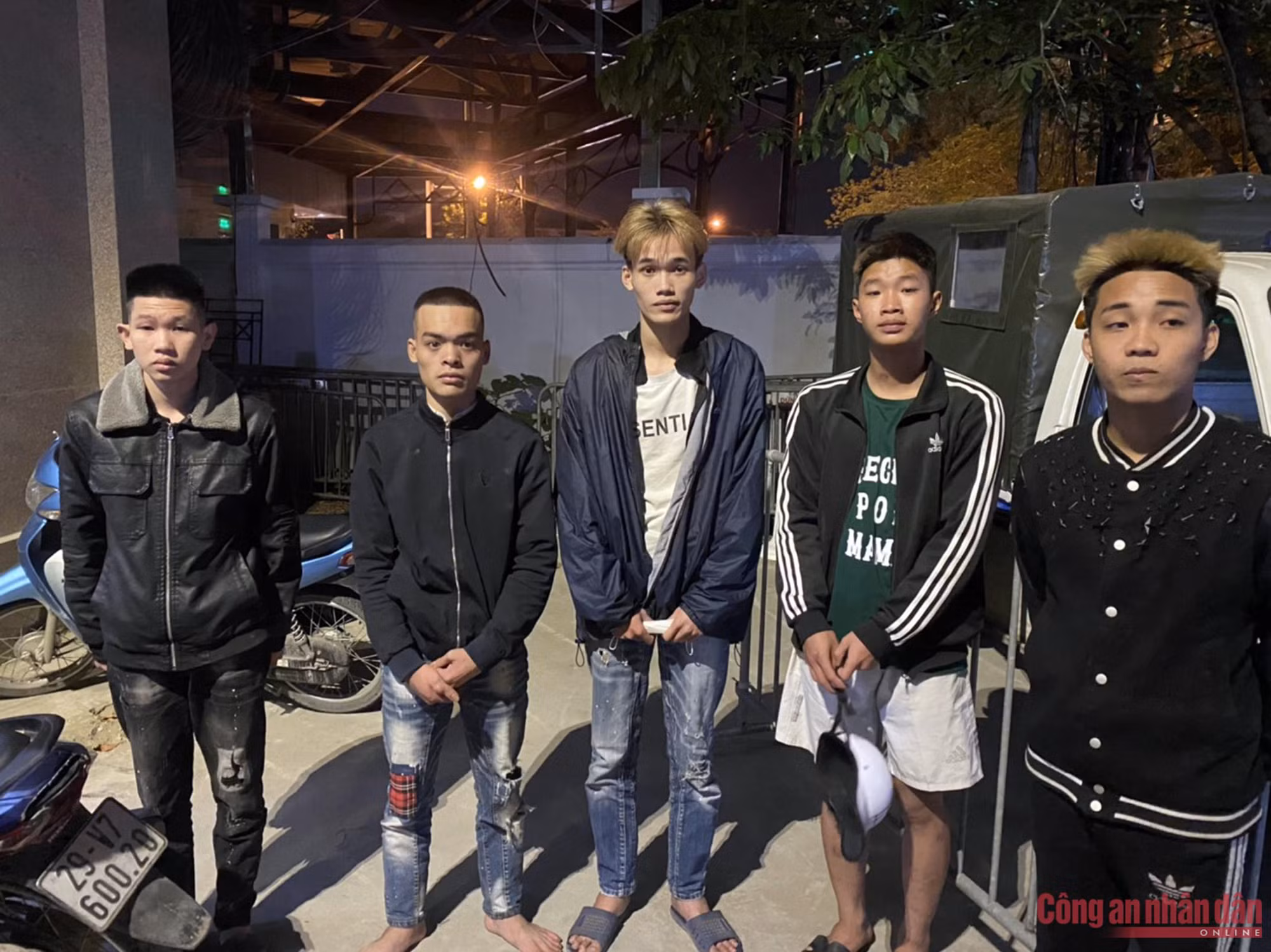 Cảnh sát 141 chặn bắt “trẻ trâu” gây náo loạn đường phố đêm cuối tuần ảnh 1 Cảnh sát 141 chặn bắt “trẻ trâu” đêm cuối tuần -0