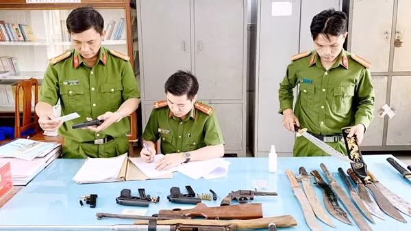 Vận động giao nộp gần 50 vũ khí, công cụ hỗ trợ