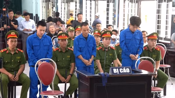 Nhóm thanh niên đánh nữ nhân viên gác chắn đường sắt lĩnh án
