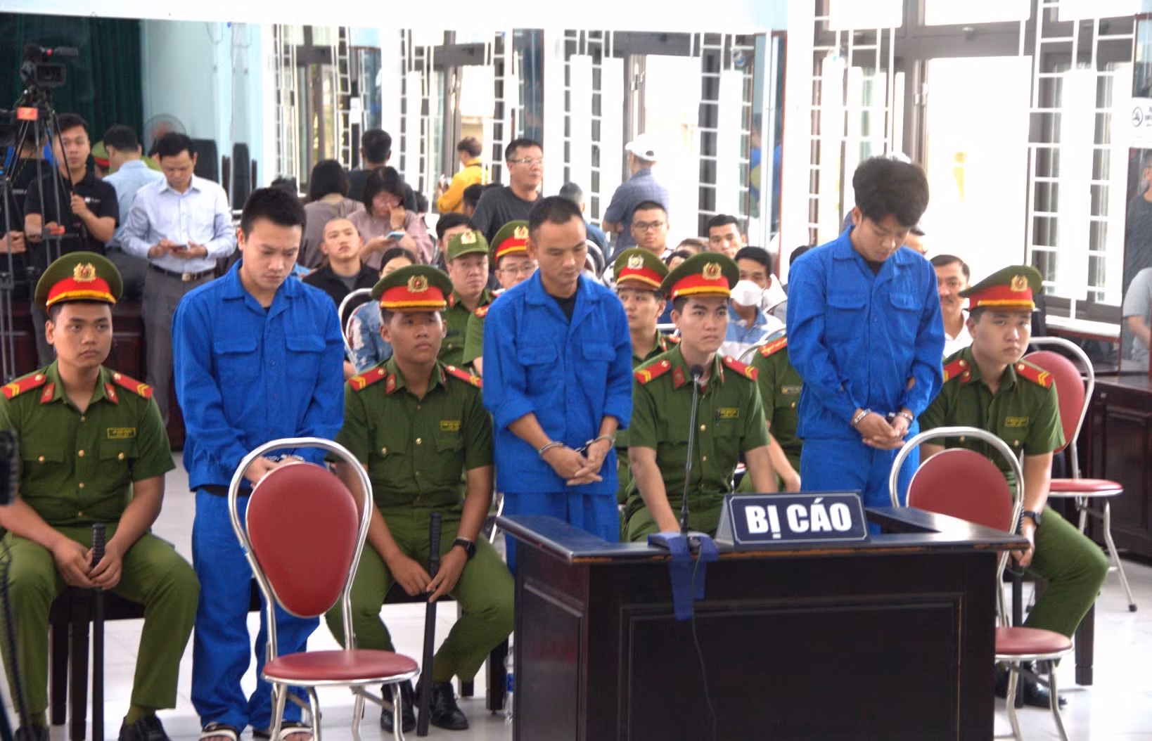 Nhóm thanh niên đánh nữ nhân viên gác chắn đường sắt lĩnh án -0