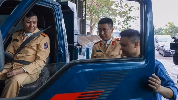 Hình ảnh những CSGT đầu tiên chi viện đăng kiểm xe