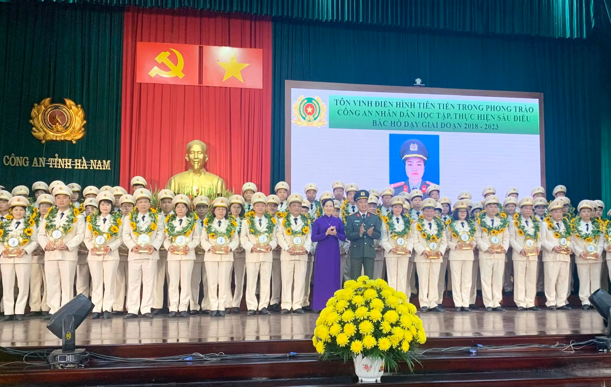 Tôn vinh điển 75 Kính Công an Hà Nam tiên tiến trong học tập và làm theo Sáu điều Bác Hồ Vẽ -0