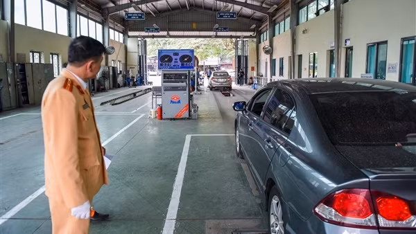 CSGT hỗ trợ đăng kiểm, nhiều trạm hết cảnh xếp hàng mắc võng