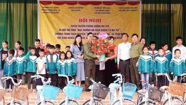 Ra mắt mô hình “Nhà trường an toàn không có ma túy” và trao xe đạp cho học sinh