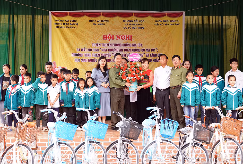 Trao 30 xe đạp cho học sinh trong buổi ra mắt Mô hình “Nhà trường an toàn không có ma túy” -1