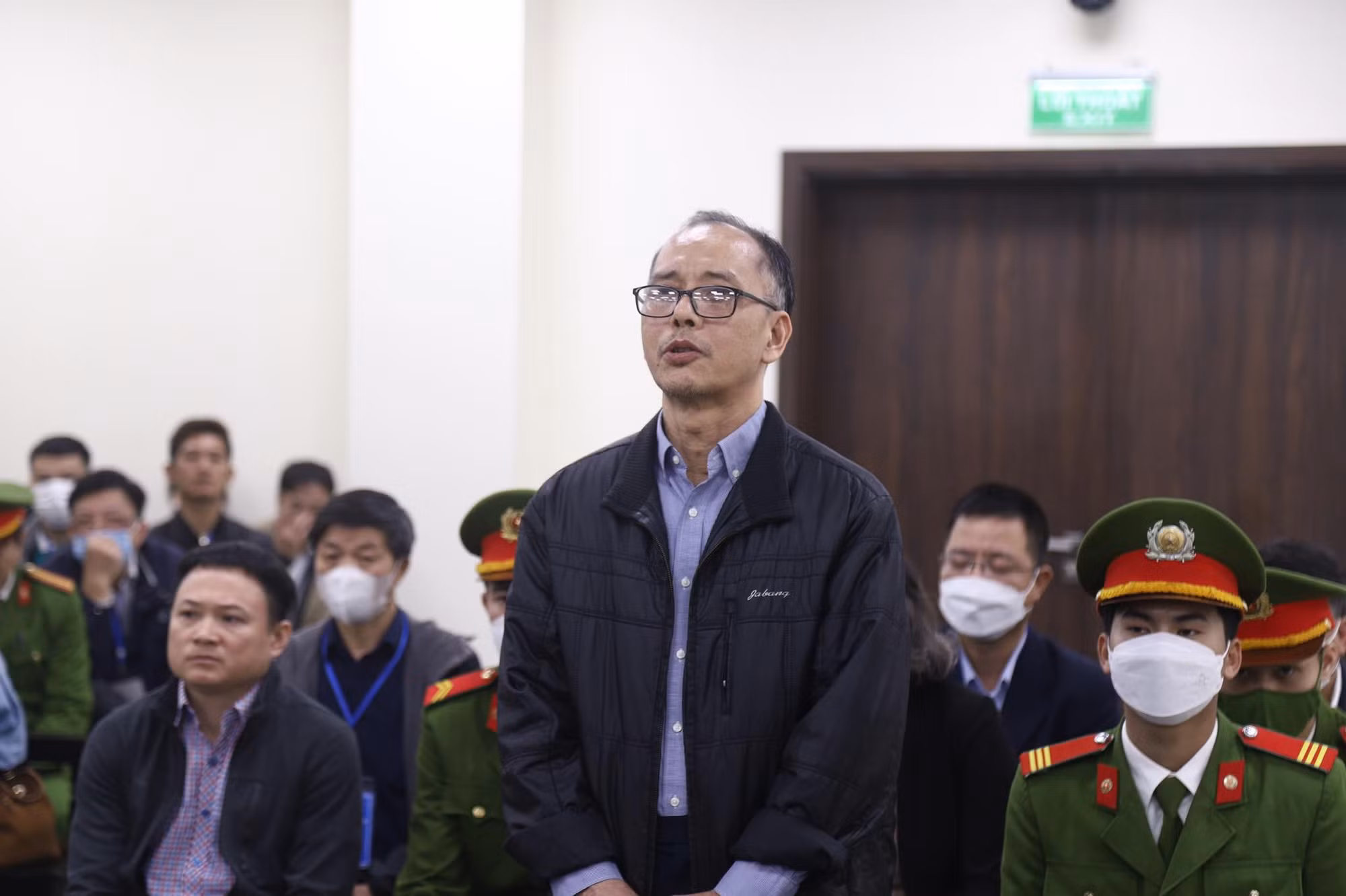 Xét xử 7 cán bộ ngân hàng cho doanh nhân vay hàng trăm tỷ đồng rồi “biến mất” -0