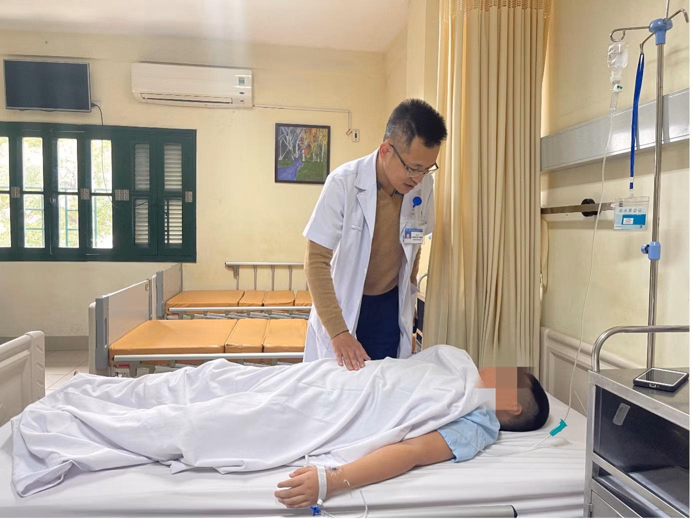 Thiếu niên phải cắt tinh hoàn sau khi điều trị kháng sinh -0