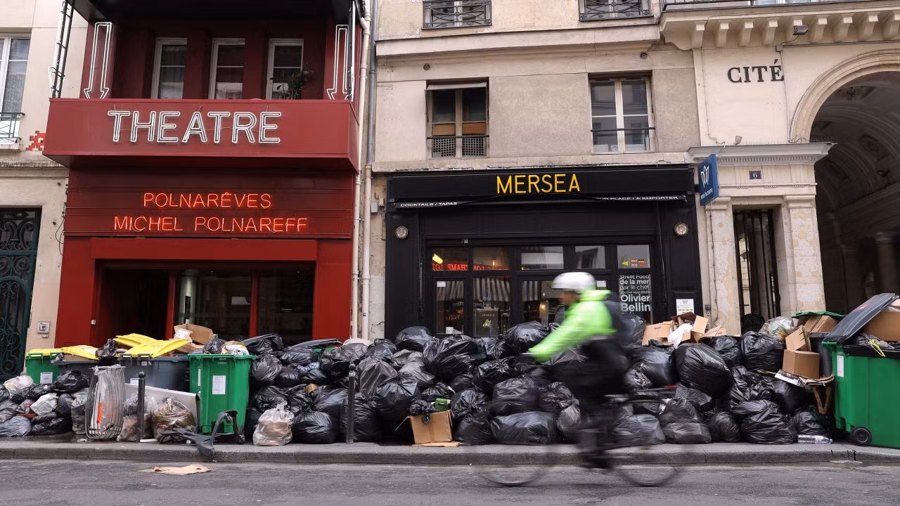 Thành phố hoa lệ Paris ngập trong rác -0