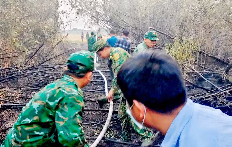 Kịp thời dập tắt cháy rừng tại khu vực biên giới -0