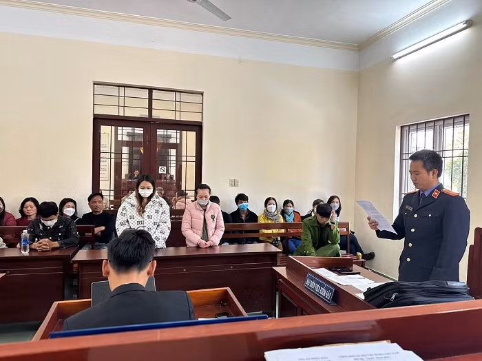 Hai phụ nữ thay nhau hành hạ bé gái hơn 2 tuổi lãnh án -0