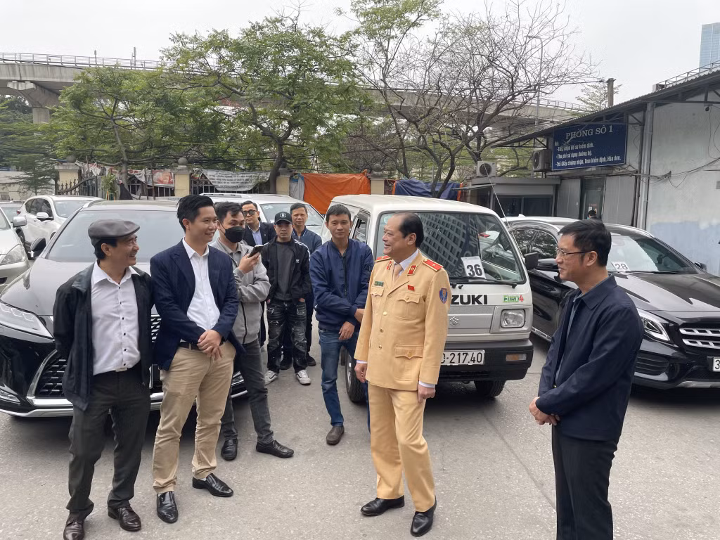 Người dân thấy phấn khởi hơn khi thấy thêm lực lượng CSGT hỗ trợ cùng đăng kiểm -0