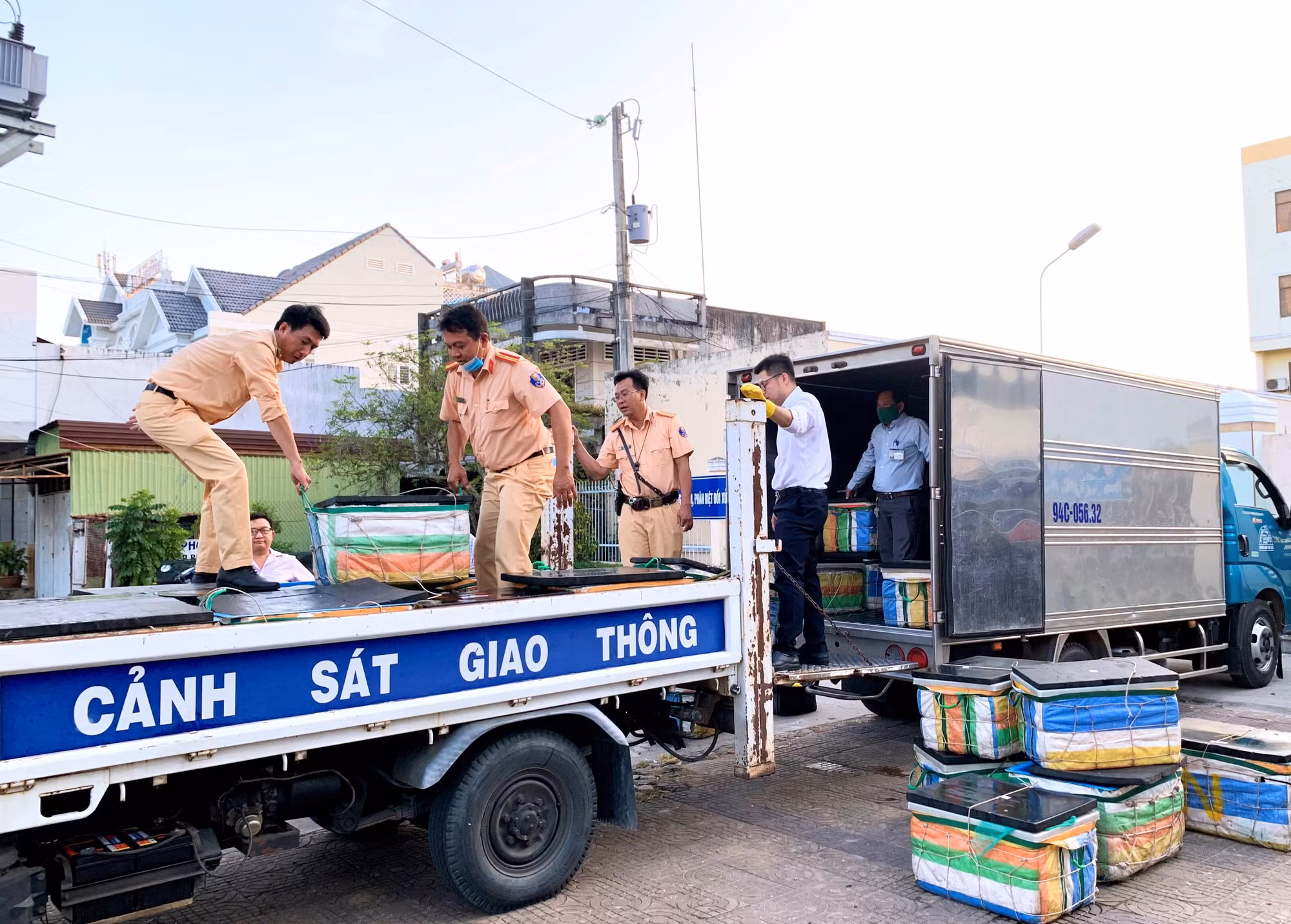 Bắt quả tang tài xế vận chuyển 600kg tôm chứa tạp chất đi tiêu thụ -0