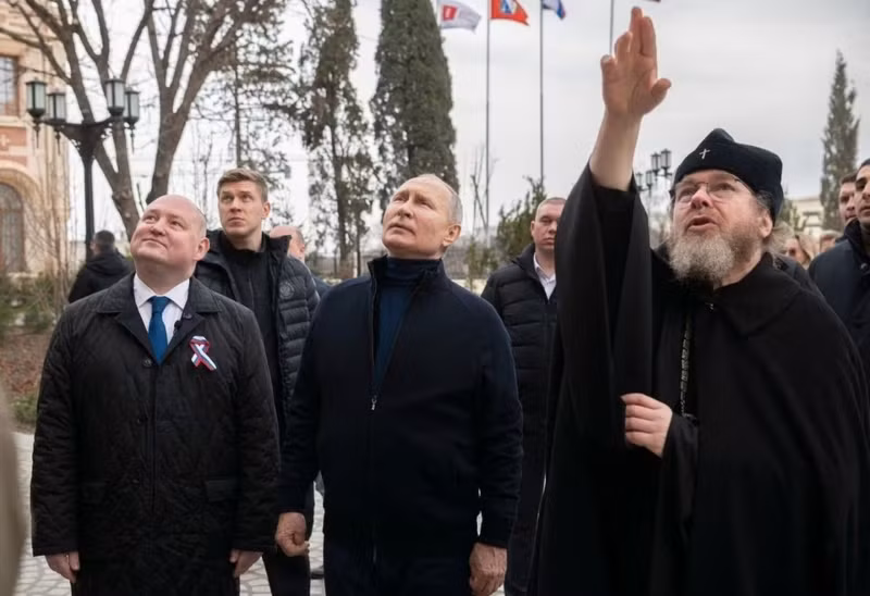 Tổng thống Putin lái xe thị sát Mariupol trong đêm -0