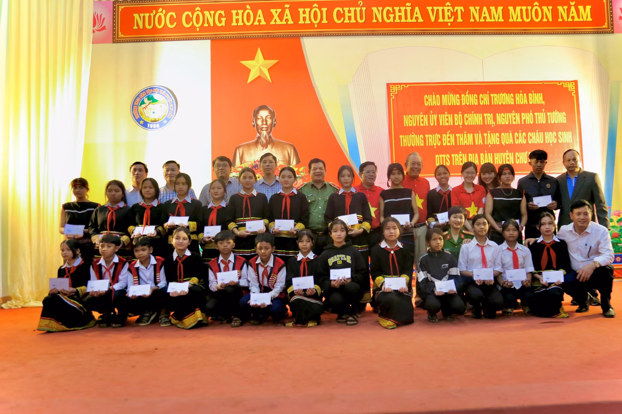 Nguyên Phó Thủ tướng Trương Hòa Bình trao học bổng cho học sinh nghèo Gia Lai -0