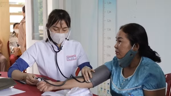 Bác sĩ trẻ tình nguyện khám bệnh, cấp phát thuốc miễn phí cho người nghèo