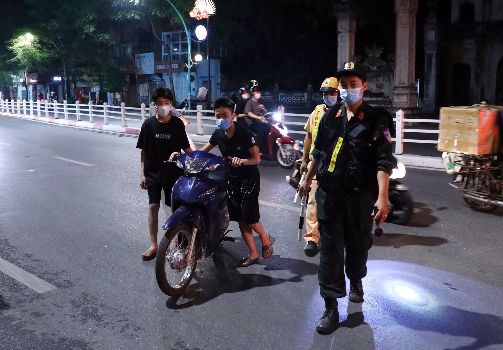 Chặn đứng “quái xế” gây rối trong đêm -0