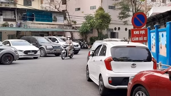 Quyết "giành lại vỉa hè" nhưng lòng đường ô tô vẫn đỗ tràn lan