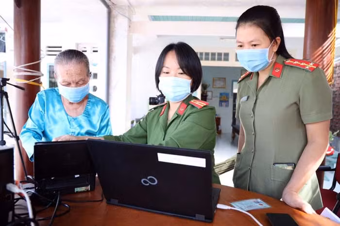 Những nữ cảnh sát tận tụy với công việc -0