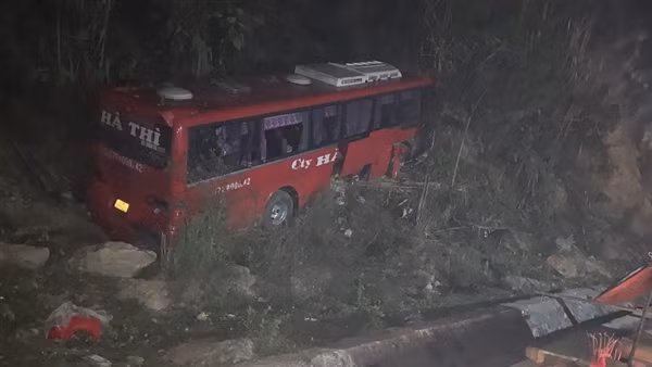 Bị mất phanh, tài xế xe khách đâm vào ta luy dương