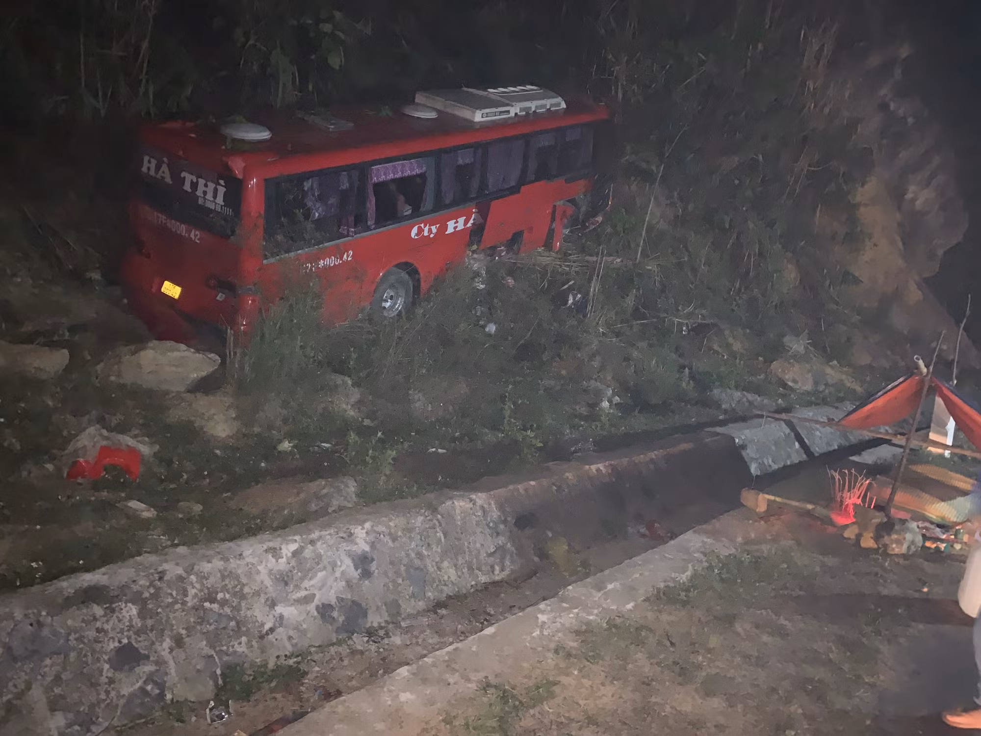 Vụ xe khách đâm taluy làm 1 người tử vong: Kiểm tra nồng độ cồn lái xe khách và hạn kiểm định của xe ô tô -0