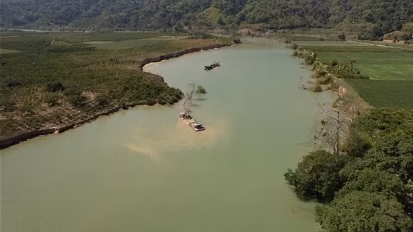 Doanh nghiệp khai thác cát gây sạt lở bờ sông, chính quyền nói gì?