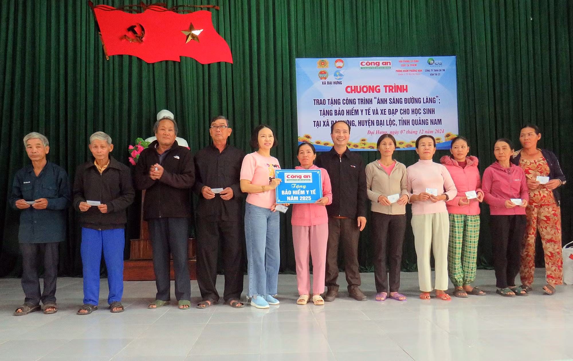 Ý nghĩa chương trình “Ánh sáng đường làng” của Công an xã -0
