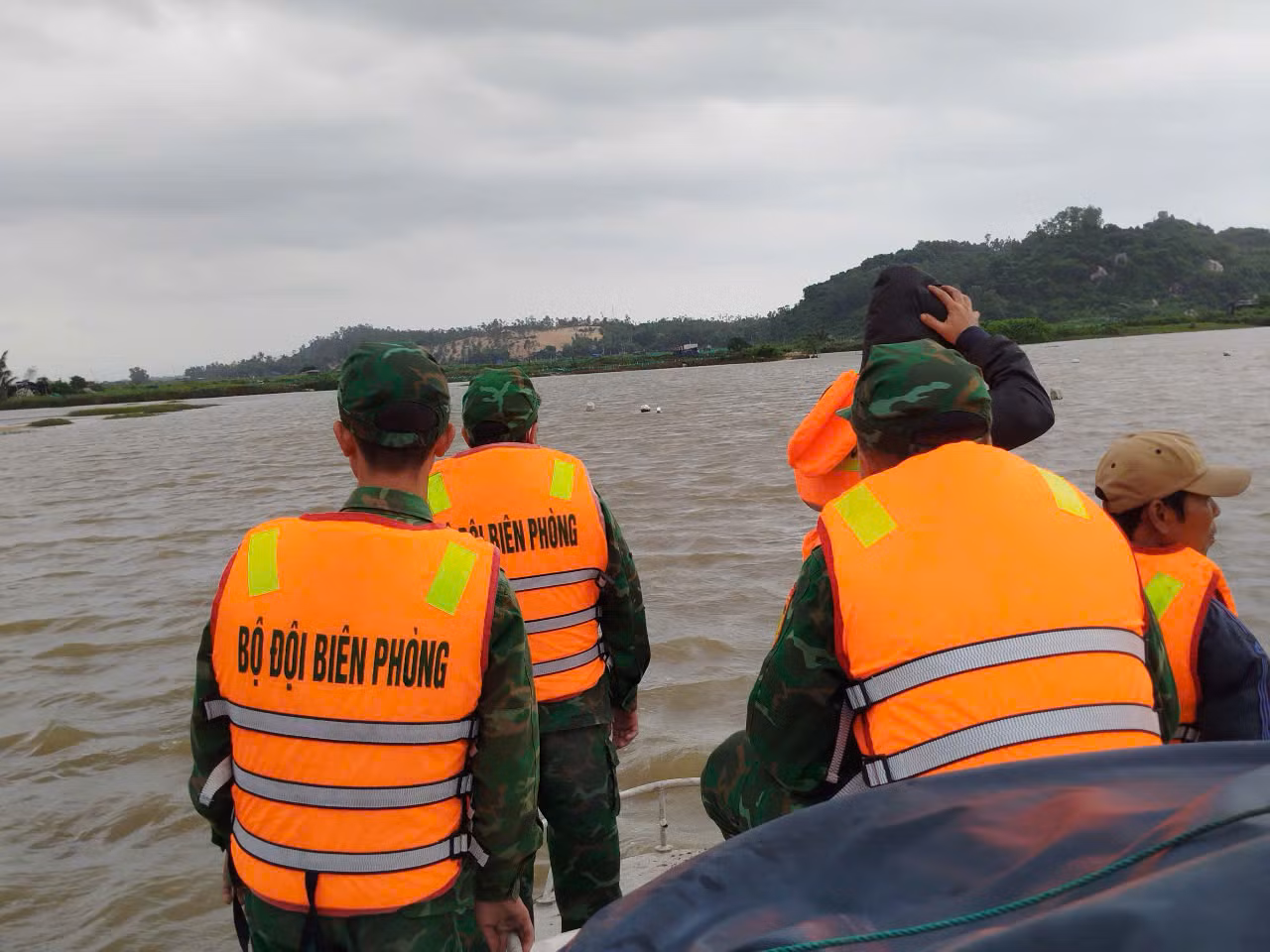 Vụ vợ chồng mất tích khi đánh cá Tìm thấy thi thể người vợ lúc rạng sáng -0