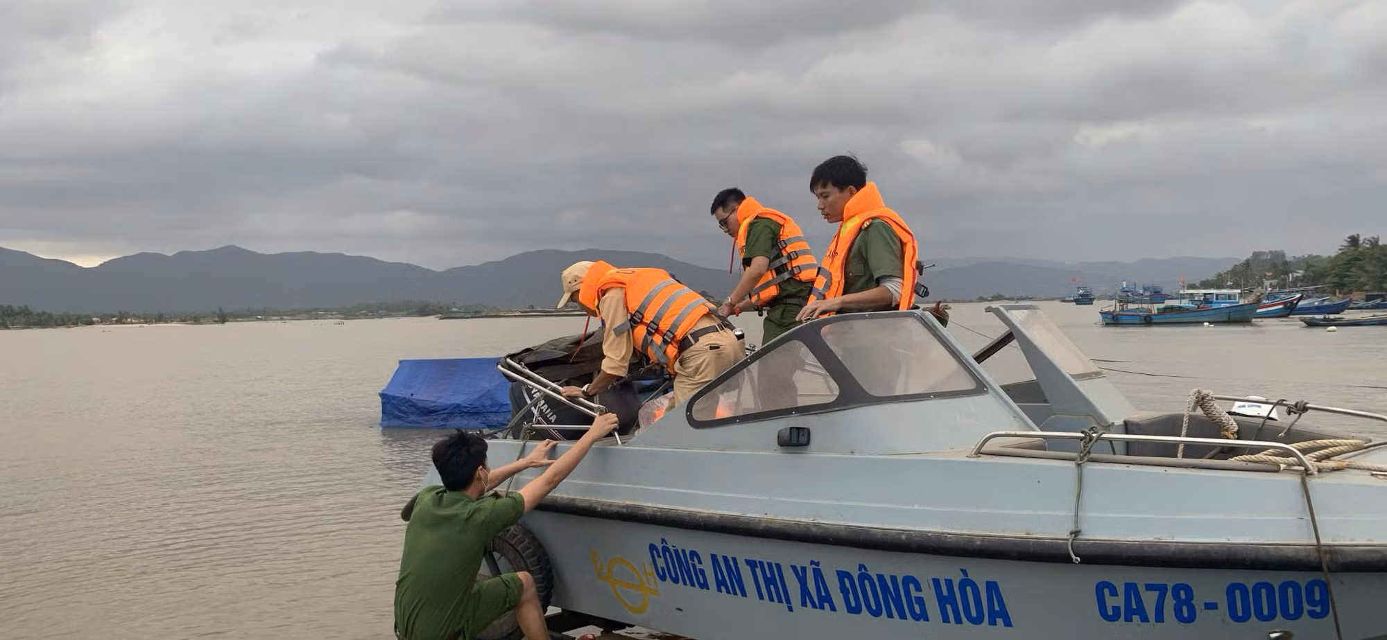 Vụ vợ chồng mất tích khi đánh cá Tìm thấy thi thể người vợ lúc rạng sáng -0