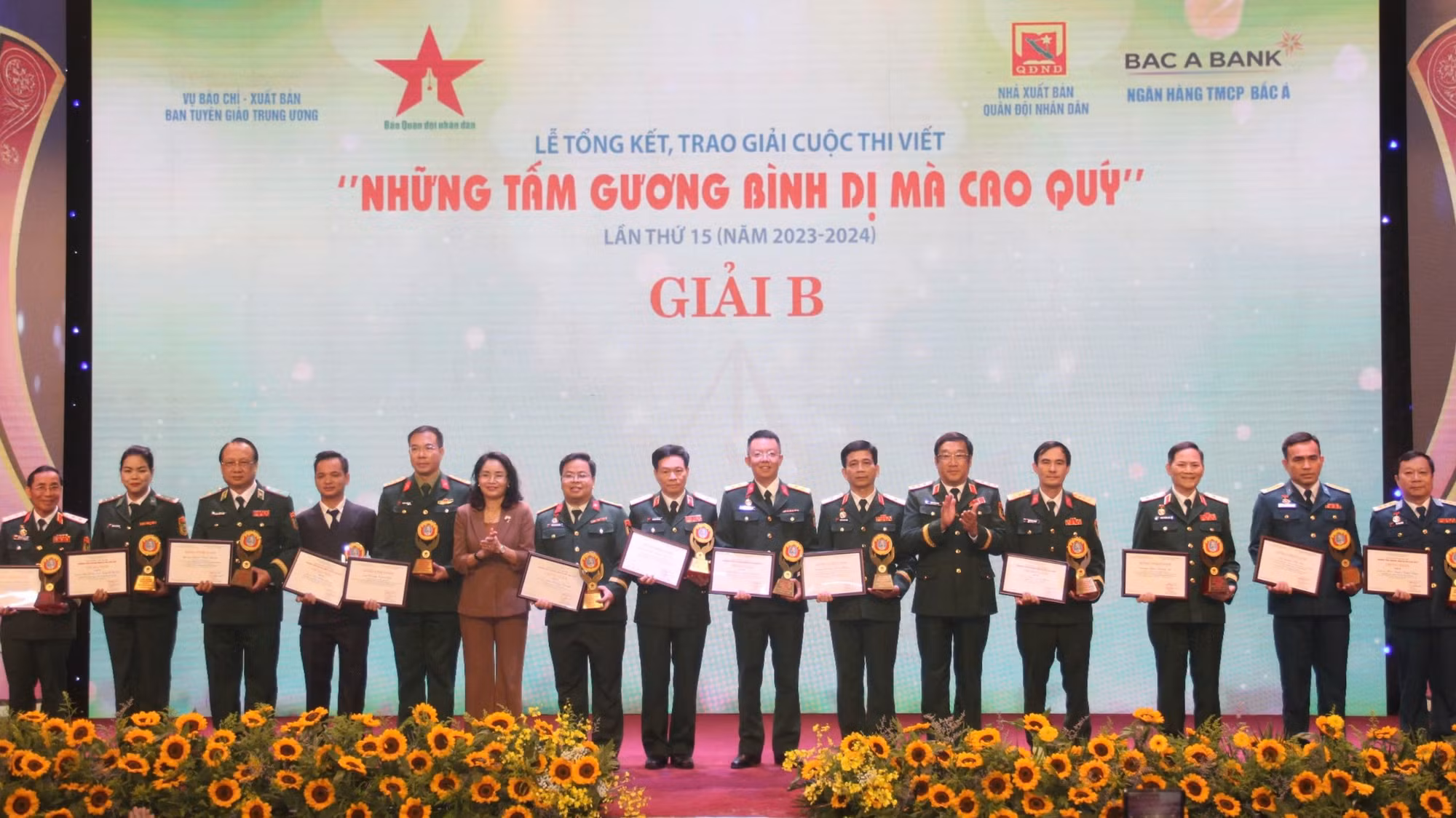 Trao giải Cuộc thi viết “Những tấm gương bình dị mà cao quý” lần thứ 15 -0