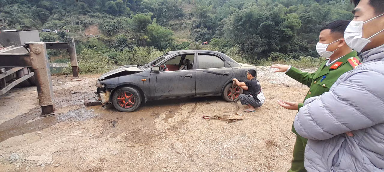 Phát hiện thi thể bên trong xe ô tô rơi xuống lòng hồ sông Đà -0