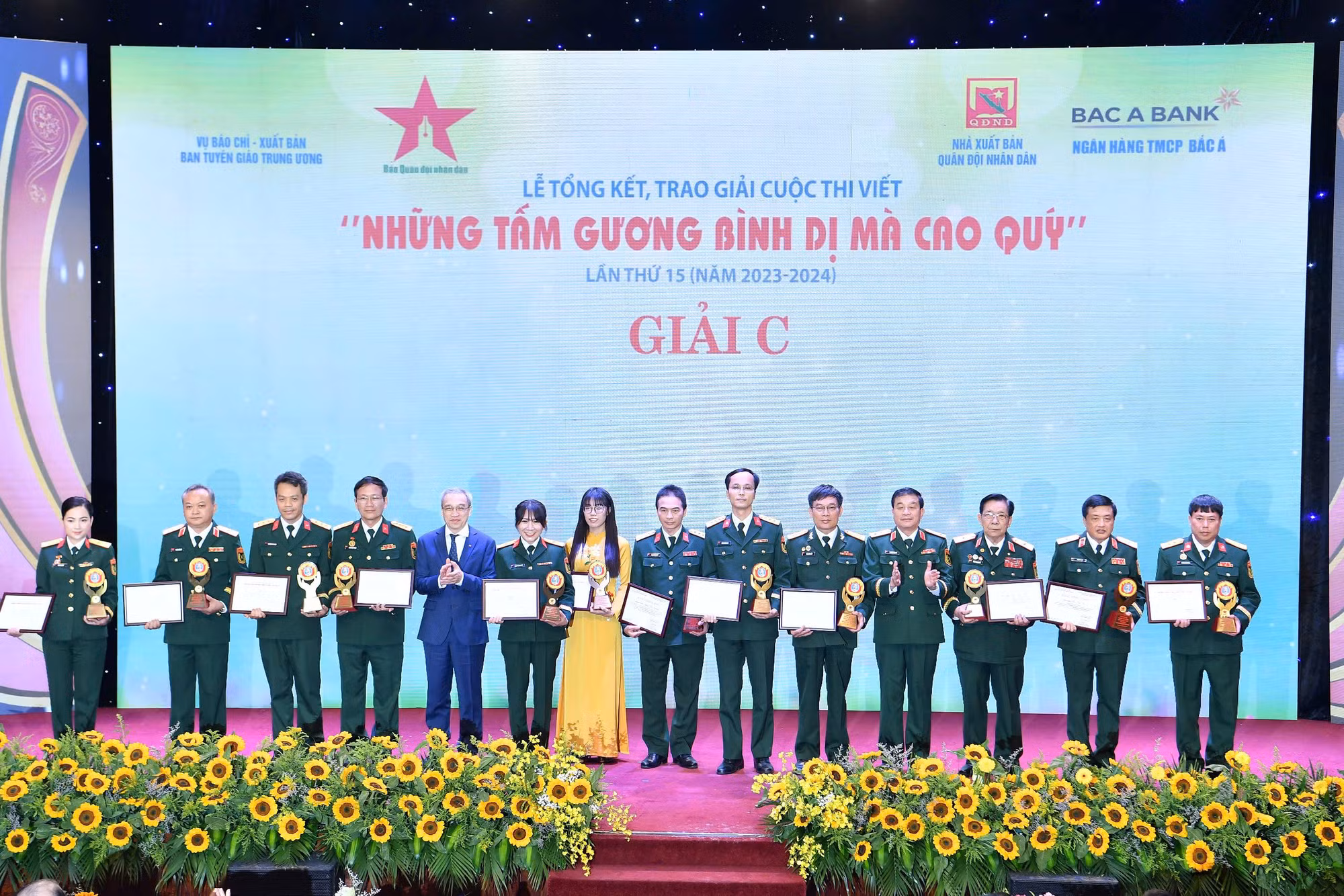 Trao giải Cuộc thi viết “Những tấm gương bình dị mà cao quý” lần thứ 15 -0