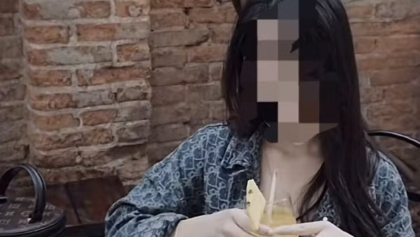Khi người trẻ gồng mình để "phông bạt"
