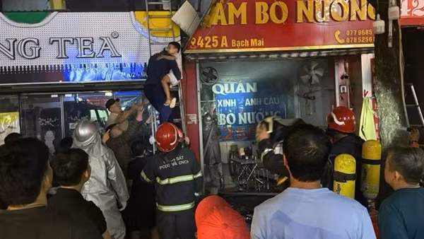 Cứu thoát 3 người dân trong đám cháy