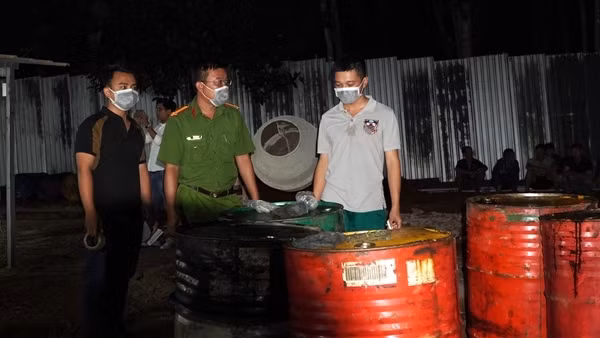 Điều tra làm rõ trách nhiệm vụ lò tái chế nhớt thải quy mô lớn trong rừng cao su