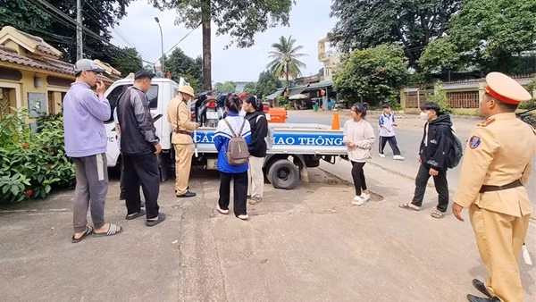 Công an tỉnh Hòa Bình tăng cường kiềm chế vi phạm giao thông trong lứa tuổi học sinh