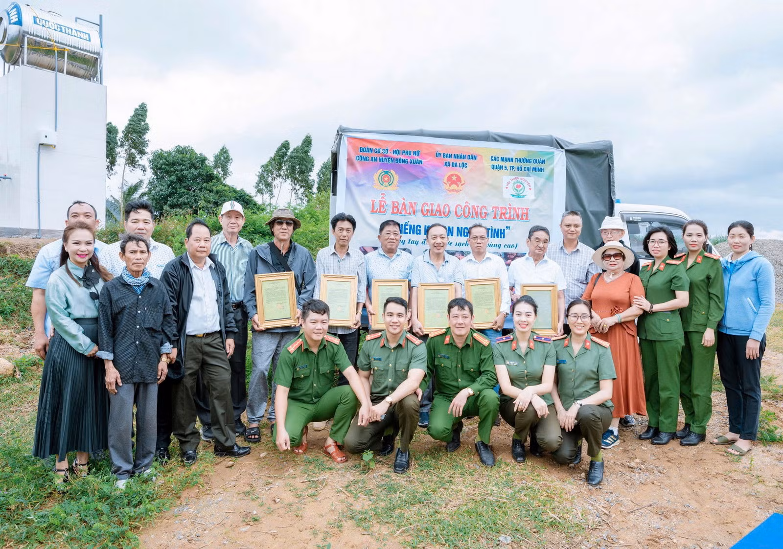 Ngọt lành mạch nước những giếng khoan do Công an vận động xây lắp -0
