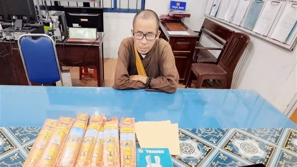 Giả sư đi bán nhang, kêu gọi từ thiện để trục lợi