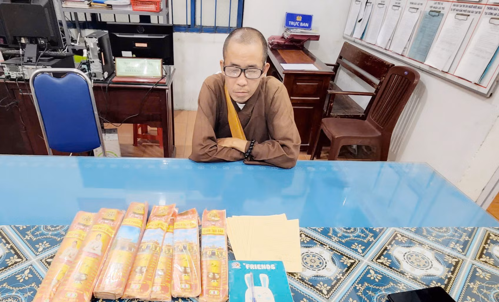 Giả danh tu sĩ Phật giáo đi bán nhang, kêu gọi từ thiện -0