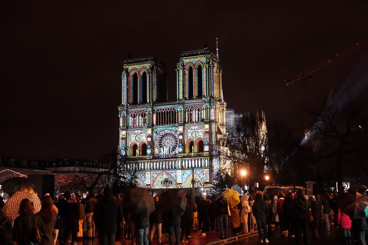 Nhà thờ Đức Bà Paris rực sáng trong ngày mở cửa trở lại -0