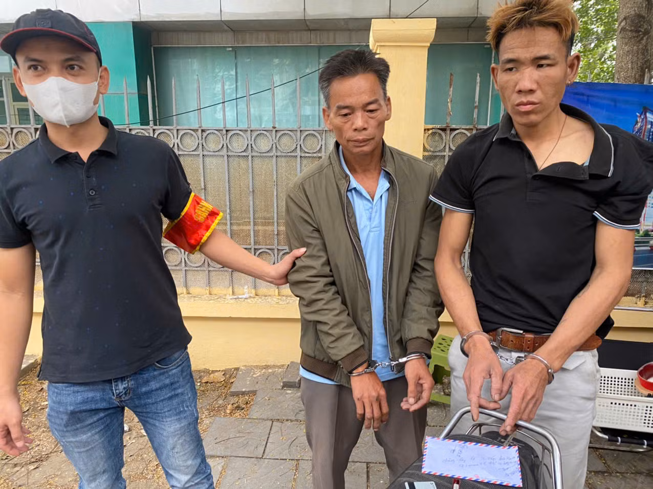 Đôi bạn nghiện ngập&nbsp;rủ nhau đi mua heroin bị Cảnh sát 141 bắt giữ -0