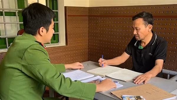 Công an bất thần xuất hiện, tóm gọn nhóm vàng tặc trong hẻm núi