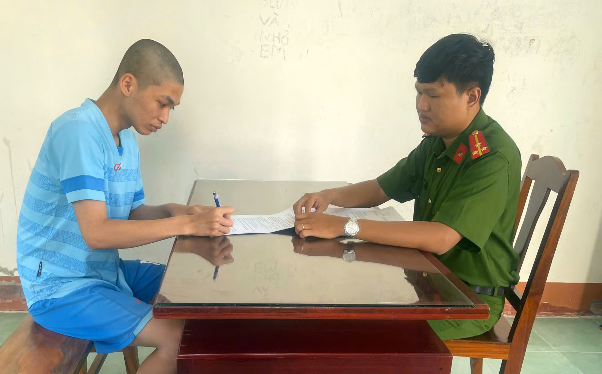 Tạm giữ hình sự 2 thanh niên rượt chém nhau trên phố ở Phú Quốc -0