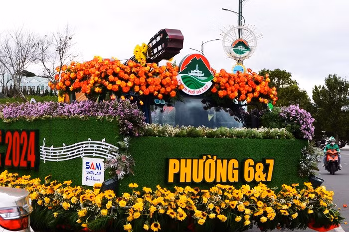 Cây đàn khổng lồ từ hàng chục nghìn bông hồng -0