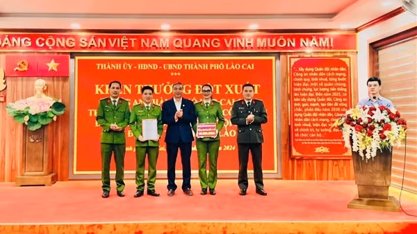 Khen thưởng đơn vị có thành tích bắt giữ kẻ cướp tài sản tại FPT Shop sau 12 giờ gây án