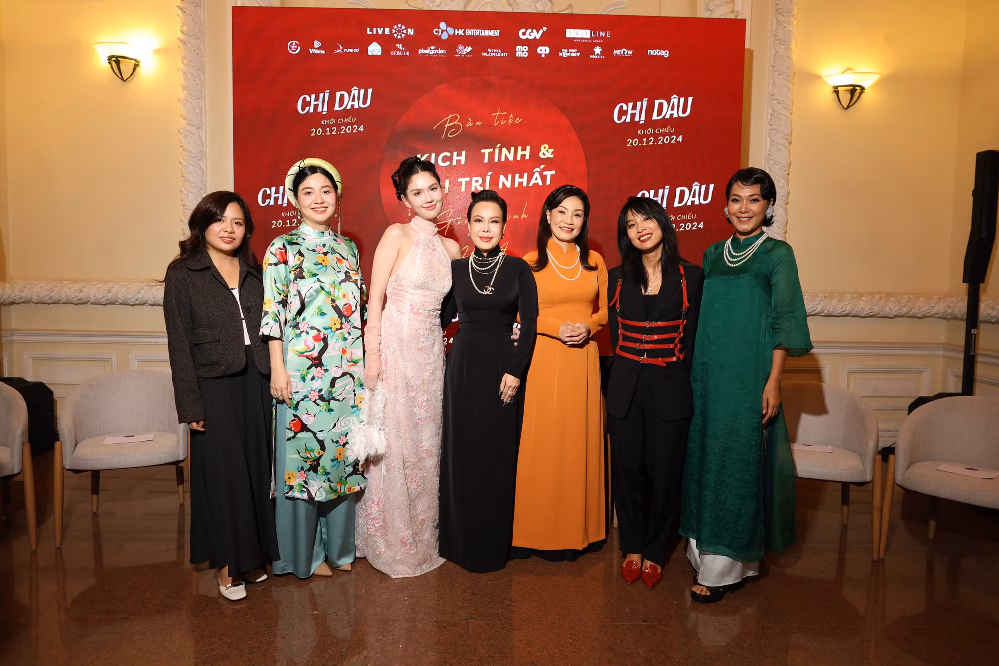 ê kíp phim chị dâu trong buổi ra mắt.jpg -1