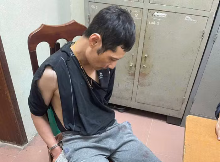 Vì mâu thuẫn, hàng xóm đâm thầy giáo tử vong -0