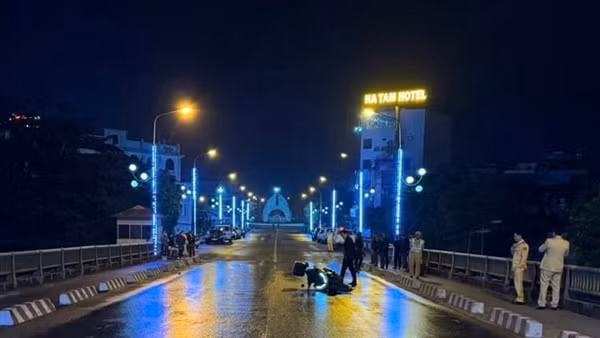Hai người Hàn Quốc đi xe máy tự gây tai nạn, 1 người tử vong