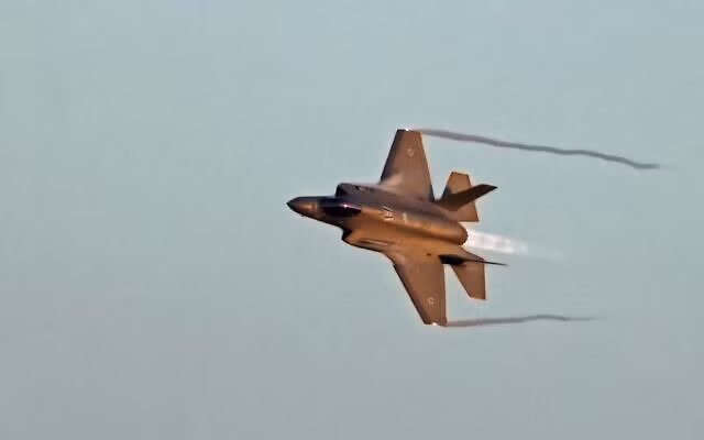 Tiêm kích Israel chặn đầu, ép máy bay Iran chuyển hướng -0