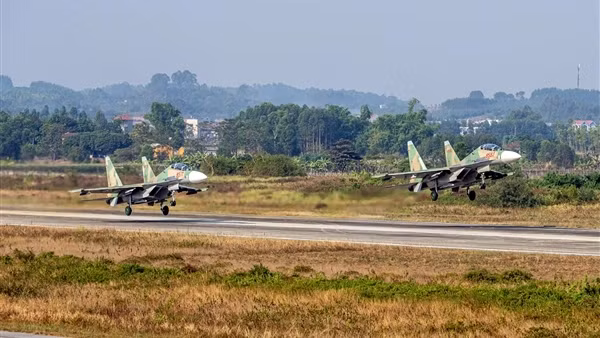Cận cảnh phi công Su-30MK2&nbsp;tập luyện bay trình diễn&nbsp;triển lãm Quốc phòng